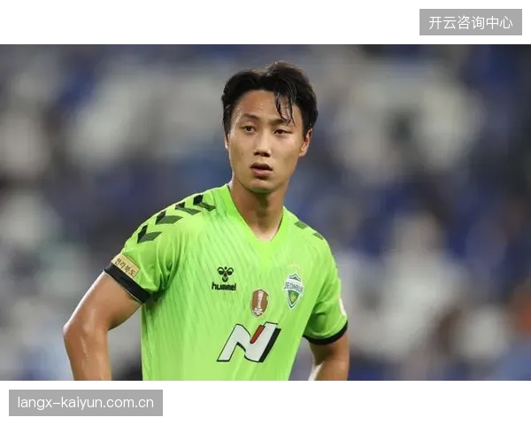 白昇浩在英冠联赛中磨练的身体对抗能力,将增强韩国队中场中路的防守硬度与拦截范围 白昇浩在英冠联赛中磨练的身体对抗能力,将增强韩国队中场中路的防守硬度与拦截范围